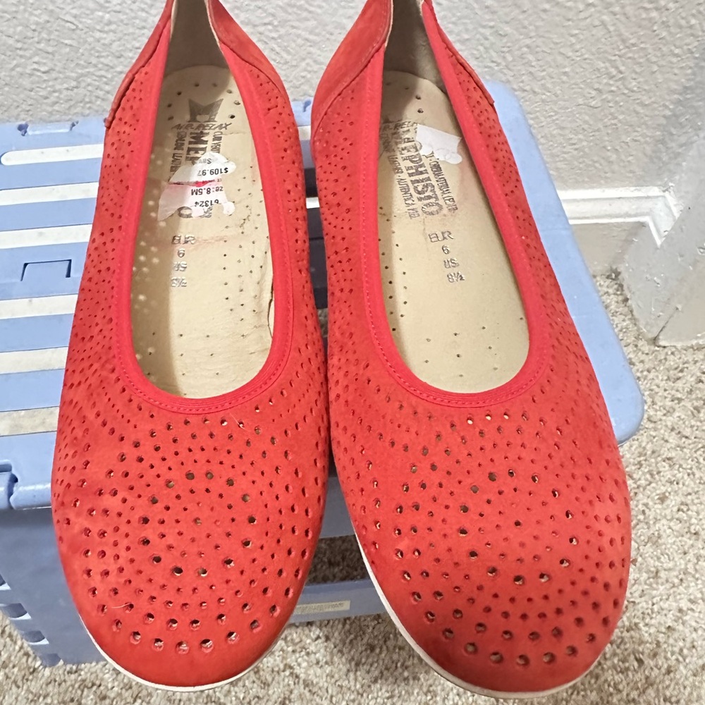 Red ladies mephisto flats salmon-red size 8 1/l2 non slip rubber soles comfy